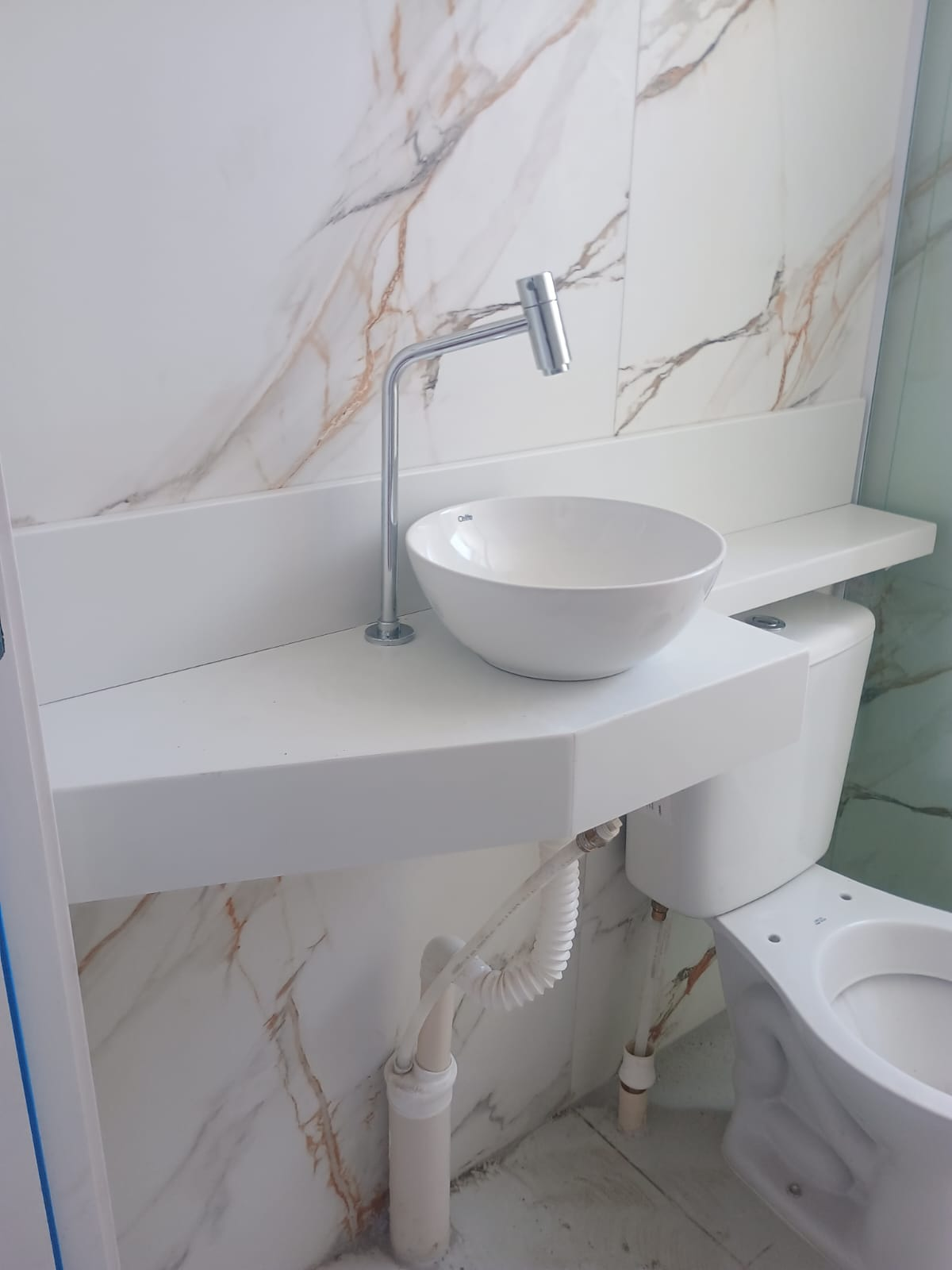 Lavabo em mármore branco – projeto da MG Mármores e Granitos em Salvador