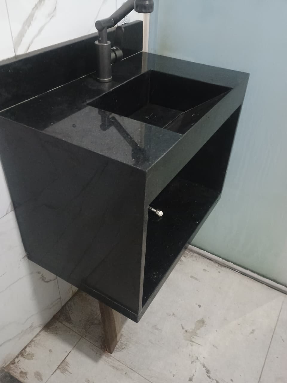 Lavabo em granito preto absoluto – projeto da MG Mármores e Granitos em Salvador
